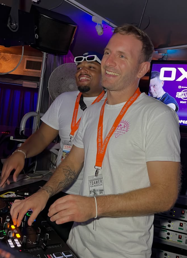 DJ en cabina