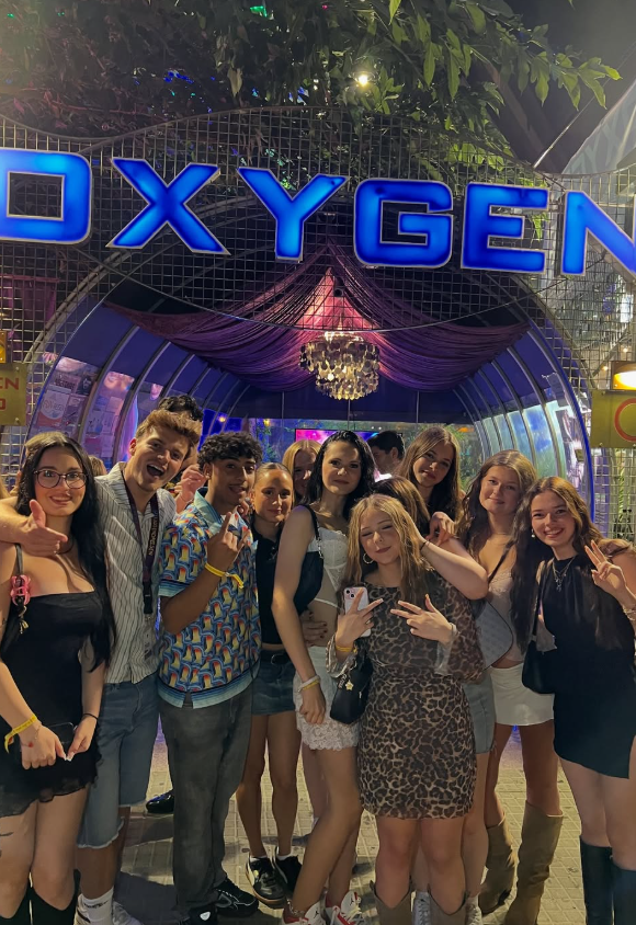 Grupo en la entrada de Oxygen